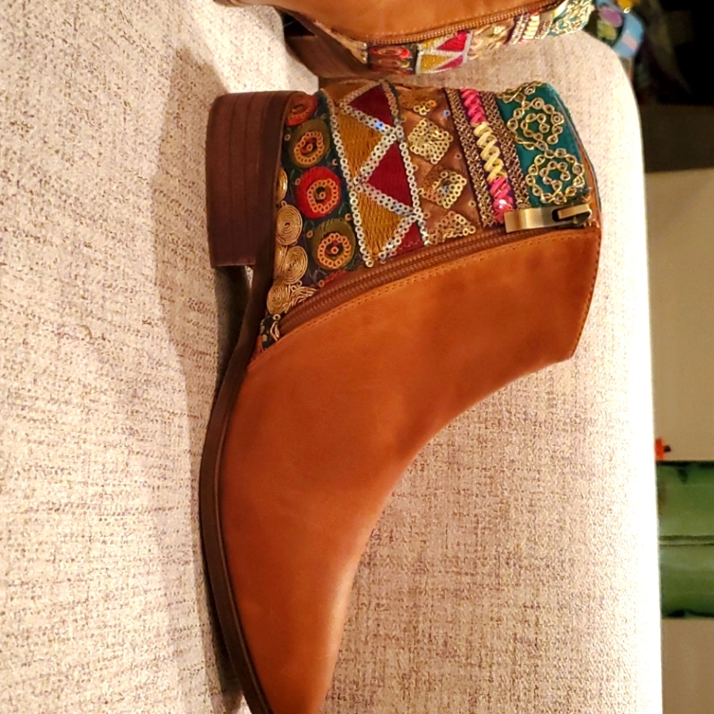 Antelope sz 38 (7.5) camel ankle boots blingy